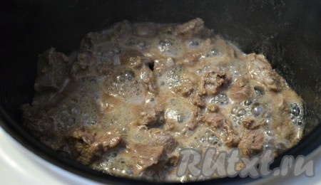 Говядина будет отдавать свои соки, жарим ее, помешивая, минут 15 с открытой крышкой мультиварки.
