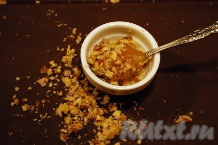 Орехи размолоть и смешать с медом.