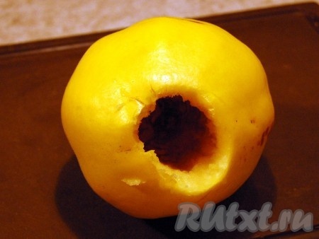 Аккуратно вытащим ее внутренности, стараясь не задеть донышко.