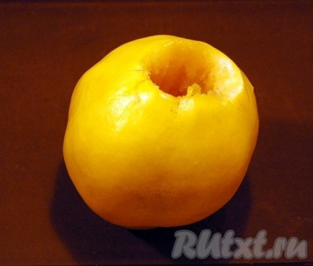 Аккуратно вытащим ее внутренности, стараясь не задеть донышко.