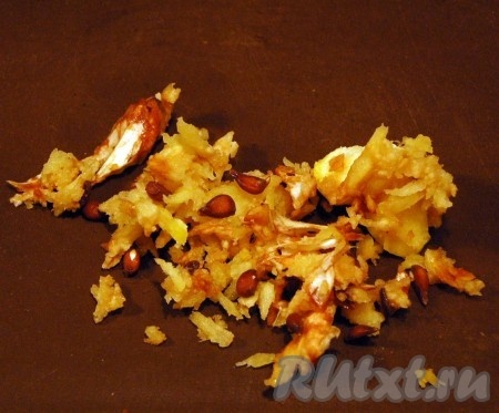 Аккуратно вытащим ее внутренности, стараясь не задеть донышко.