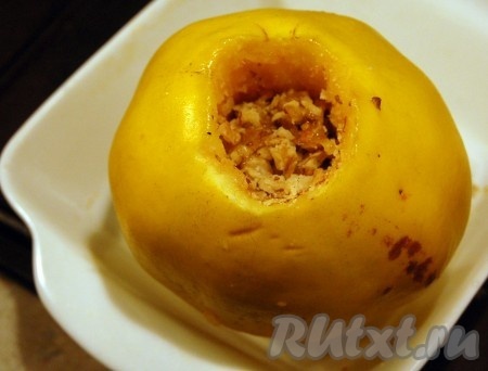 Наполнить айву орехами с медом.