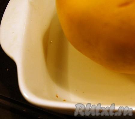 Поместить айву в формочку, налить немного воды и поставить в заранее нагретую до 200 градусов духовку на 20 минут.