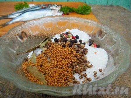 Отдельно смешайте зерна кориандра и горчицы, душистый перец, смесь перцев, бутоны гвоздики, сахар и соль (я добавила 3 столовые ложки соли). Лавровые листья поломайте, чтобы они отдали больше аромата, а затем добавьте к получившейся смеси специй, перемешайте.