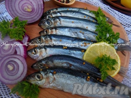 Вкусную салаку пряного посола, приготовленную в домашних условиях, уже к обеду можно подать к столу.