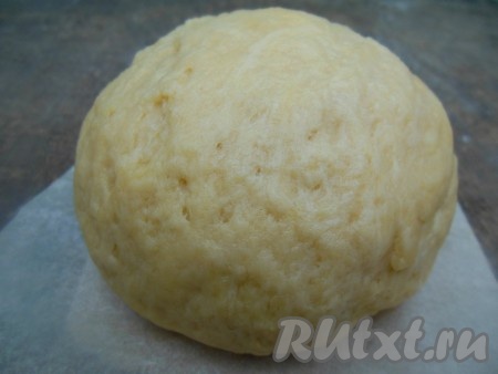 Замесите тесто, оно получается достаточно мягким, легко отстаёт от рук.
