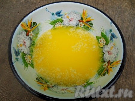 Растопите сливочное масло, слегка остудите его.