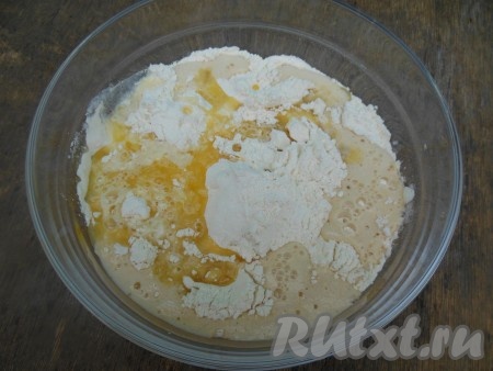Муку просейте (у меня ушло 350 грамм муки). Добавьте в глубокую миску муку, пиво и растопленное сливочное масло.