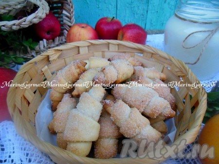 Рогалики из теста, замешанного на пиве, получаются очень вкусными, слоеными внутри. 