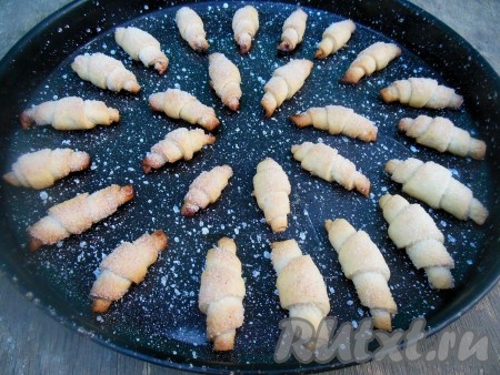 Выпекайте в разогретой духовке при температуре 180 градусов около 25 минут (до золотистого цвета). 