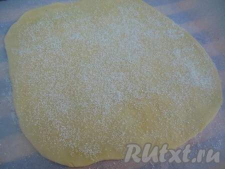 Заверните тесто в пищевую пленку и уберите в холодильник на 30-40 минут. Затем разделите тесто на четыре равные части. На столе, присыпанном мукой, раскатайте одну часть теста в круг, посыпьте тесто сахаром.