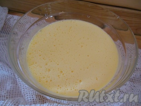 Яйца с сахаром взбейте миксером до увеличения массы и полного растворения сахара (на взбивание потребуется 4-5 минут).