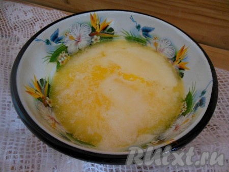 Замесим прежде всего тесто, для этого в кастрюлю влейте молоко, добавьте сливочное масло, поставьте на огонь, доведите до кипения и снимите с огня.