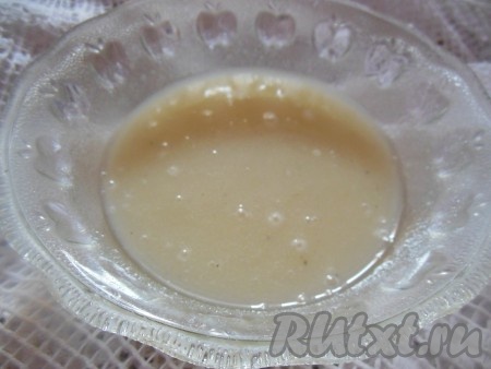 Для приготовления глазури смешайте сахарную пудру и молоко, добавьте лимонный сок, тщательно перемешайте.
