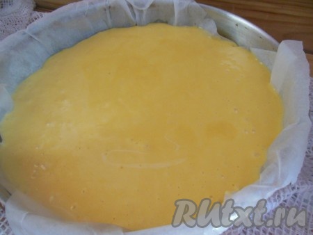 Тесто вылейте в форму, застеленную пергаментом.&nbsp;