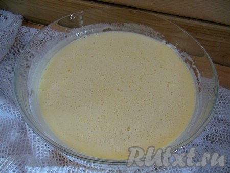 Продолжая взбивать, постепенно в яичную массу влейте горячую смесь растопленного сливочного масла и молока.
