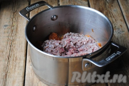 Соединить&nbsp;перекрученные сельдь с луком и сваренную в томате и масле манку, хорошо перемешать, если нужно, добавить по вкусу соли и специй.&nbsp;
