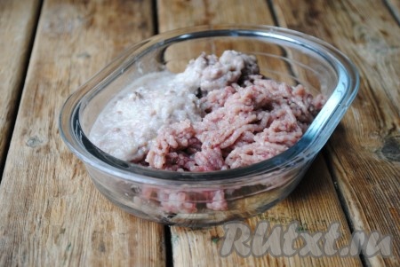 Лук очистить и также пропустить через мясорубку, добавить к селёдке. 