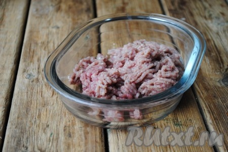 Селёдку пропустить через мясорубку или измельчить блендером. 