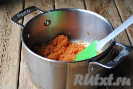 Когда томатно-масляная смесь нагреется и начнёт закипать, тонкой струйкой всыпать манную крупу и варить на небольшом огне, постоянно помешивая, до тех пор, пока масса не станет густой.&nbsp;Через 1-2 минуты снять кастрюлю с огня. Манная крупа не должна развариться или набухнуть, главное, чтобы она соединилась с томатом и растительным маслом. 