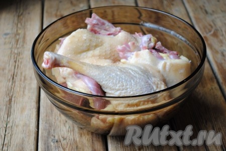 Утку вымыть, обсушить, нарезать на порционные кусочки, посолить и поперчить по вкусу. 