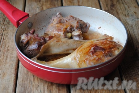 Обжарить кусочки утки на среднем огне с двух сторон до золотистого цвета (минут по 5-7 с каждой стороны).&nbsp;
