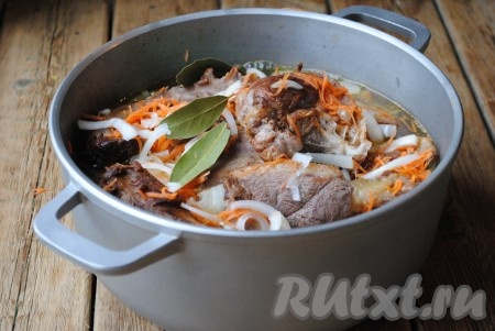 Залить горячую воду так, чтобы она заполняла казан больше, чем на половину (как на фото), добавить душистый перец и лавровые листья, если нужно, добавить ещё соли.&nbsp;
