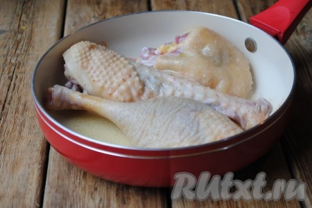 В сковороде разогреть небольшое количество растительного масла и выложить кусочки утки. Мясо лучше обжаривать не всё сразу, а порциями, чтобы оно хорошо зарумянилось.&nbsp;
