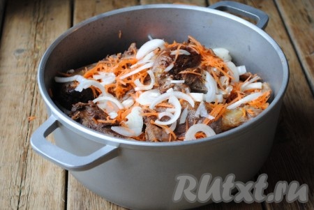 Лук и морковь очистить. Лук нарезать полукольцами, морковь натереть на средней тёрке. Обжаренные кусочки утки выложить в казан или толстостенную кастрюлю, чередуя с луком и морковкой.&nbsp;
