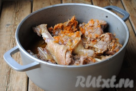 Накрыть кастрюлю или казан крышкой и отправить на огонь, довести до кипения, уменьшить огонь и тушить кусочки утки на медленном огне 1-1,5 часа (до готовности мяса). Мясо должно стать мягким и легко прокалываться ножом или вилкой.
