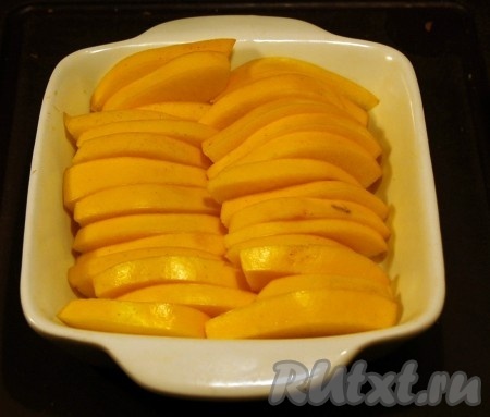 Уложить в форму для запекания.