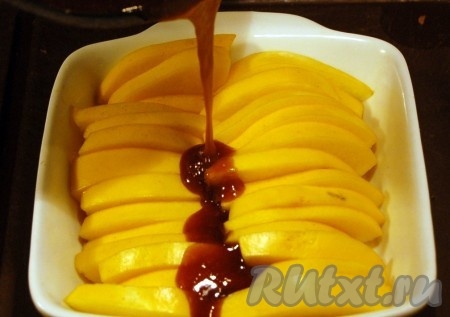 Приготовленным горячим карамельным соусом полить дольки айвы.