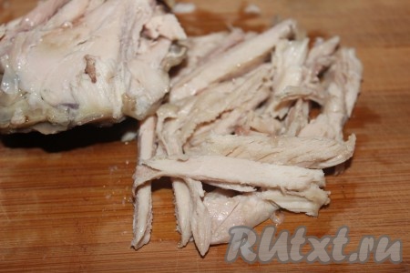 Подготовить продукты для приготовления салата. Куриную грудку хорошо промыть, поместить в кастрюлю и залить крутым кипятком. Воду довести до кипения, снять пену, добавить соль и специи по вкусу. После закипания воды огонь уменьшить до минимума и варить куриное мясо 20-25 минут. Затем остудить, порвать на волокна или нарезать небольшими брусочками.
