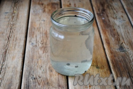 Перемешать воду до растворения кристаллов и оставить остывать до комнатной температуры.&nbsp;
