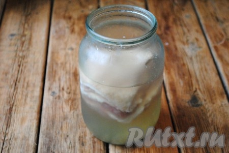 Затем поставить сало в холодильник ещё на 1-2 дня. Время засолки будет зависеть от толщины сала. Через сутки, проведенные в холодильнике, сало можно достать и попробовать, если Вам оно покажется недостаточно просоленным, нужно оставить ещё на 1 день. 