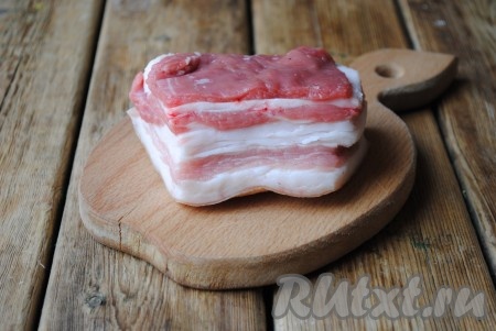 Сало вымыть, обсушить, разрезать на куски, чтобы они легко поместились в банку. 