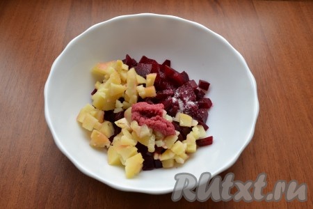 Добавить хрен, соль по вкусу, сахар в салат из свеклы и картошки.
