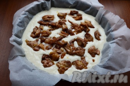 Сверху теста выложить обжаренную, остывшую курицу.