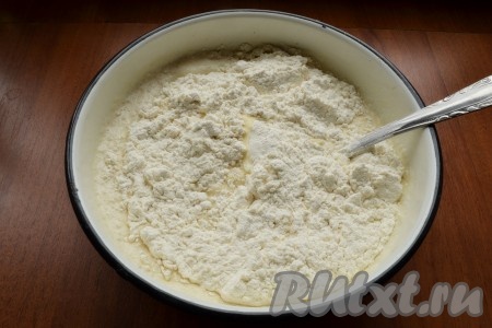 Добавить ванилин и просеянную муку, всыпая ее частями, замешивая тесто. Вначале тесто замешивать ложкой, затем на столе - руками.