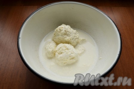 В молоко добавить творог.