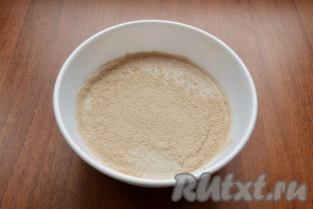 В теплой воде развести дрожжи.