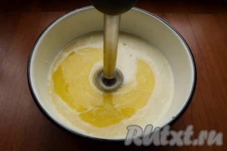 Сливочное масло растопить и остудить. Влить масло в творожную смесь, смешать блендером.