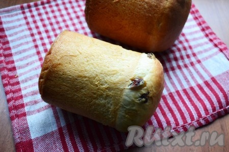 Выпекать творожные пасхальные куличи в предварительно разогретой до 180 градусов духовке 30-50 минут - в зависимости от объема формочек. Готовность можно проверить деревянной шпажкой. Следите, чтобы куличи не подгорели, творожное тесто быстро зарумянивается. Готовые куличи вынуть из формочек и остудить их, выкладывая на полотенце боком. Через каждые 3-5 минут куличи переворачивать на другой бок.
