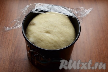 Накрыть формы пленкой и оставить в теплом месте на 1 час. Тесто должно хорошо подняться.