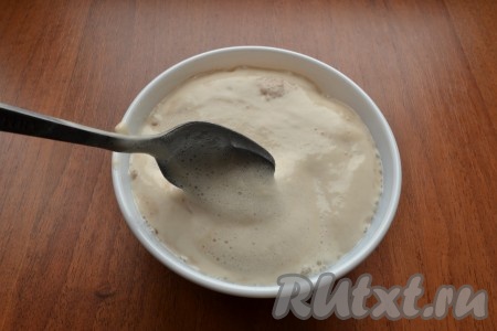 Добавить 1 чайную ложку сахара и 1 столовую ложку муки, размешать. Накрыть пленкой дрожжевую смесь и оставить в теплом месте на 10-15 минут - до образования шапочки.
