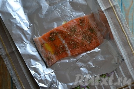 Взбрызнуть оливковым маслом каждый кусочек.