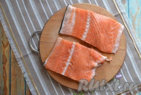 Хребет промыть холодной водой и разрезать на порционные кусочки.
