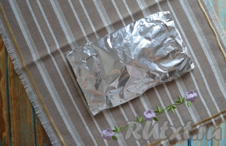 Завернуть конвертиком и выложить в разогретую духовку. Запеть хребты лосося 20 минут при температуре 180 градусов.
