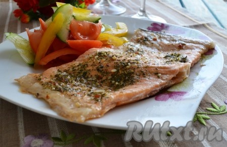 Наивкуснейшие хребты лосося, приготовленные в духовке, подать на стол в теплом виде со свежими овощами.
