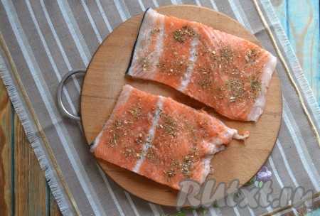 Кусочки рыбы с обеих сторон посолить и приправить сухими травами.
